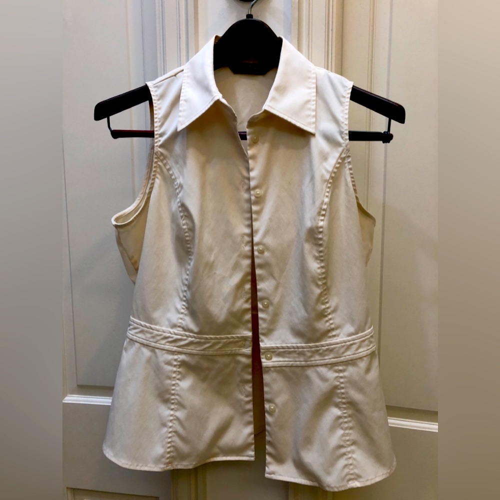 Button up summer top sleeveless in cream ❣️☀️🪻💐BUNDLE THIS WITH ANOTHER ITEM